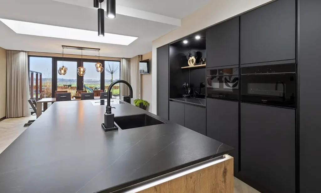 Mattschwarze Arbeitsplatte und schwarze Küchenfront