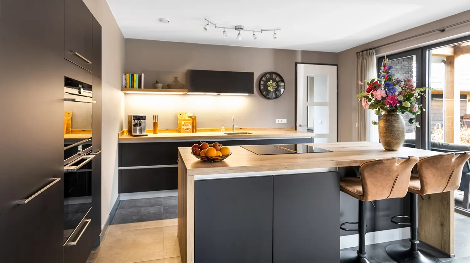 Ausstellungsküche mit indirekter Beleuchtung