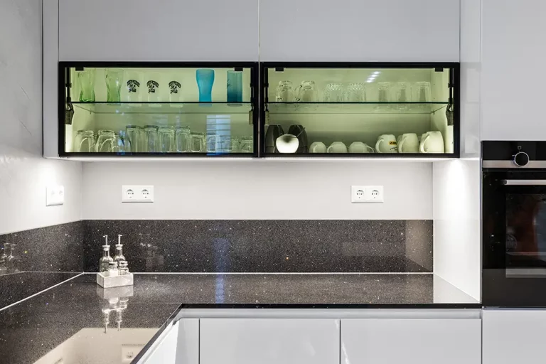 Helle, elegante Hochglanzküche