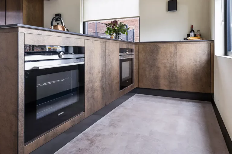 Industrial-Küche mit robusten Fronten