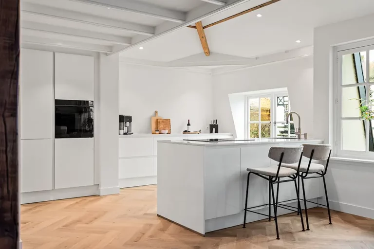 Helle, grifflose Hochglanzküche