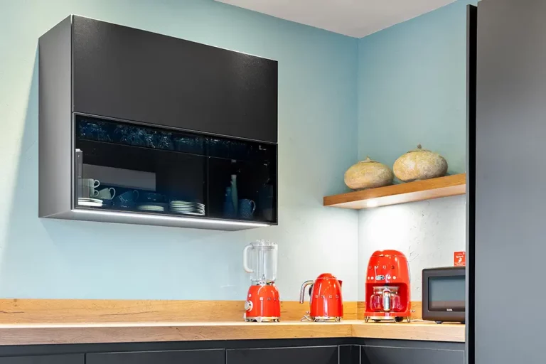 Moderne Küche mit Farbakzenten