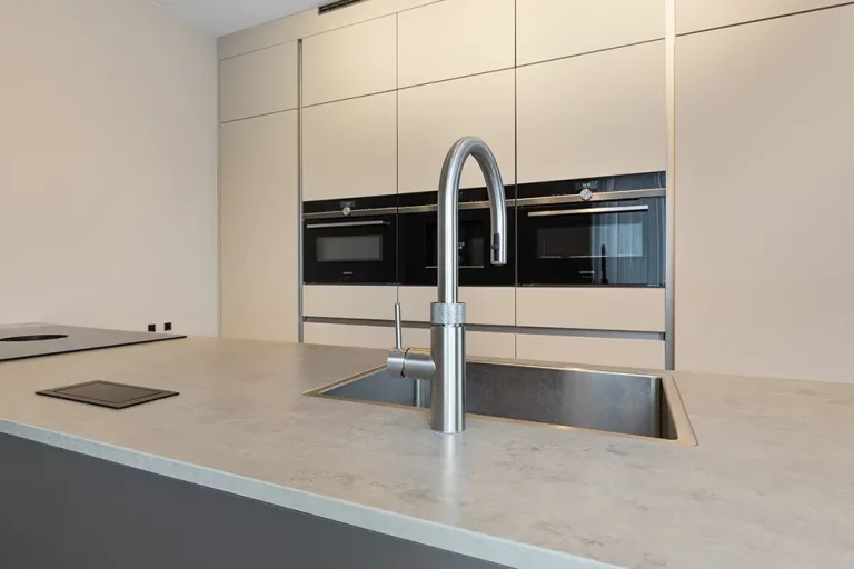 Dezente, helle Küche