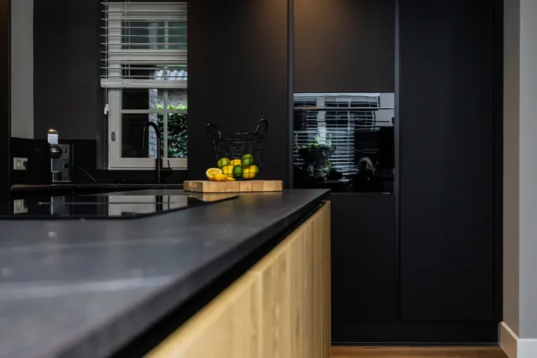 Elegante Industrialküche mit robuster Arbeitsplatte