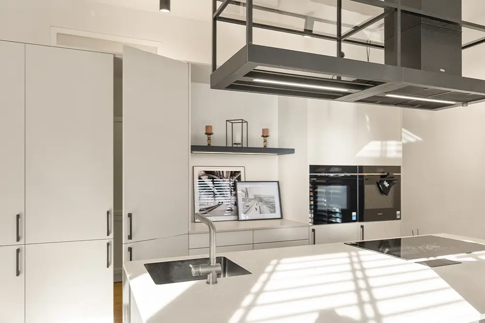 Helle Ausstellungsküche mit viel Stauraum